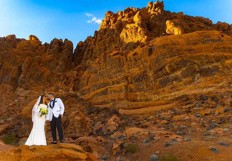 Wedding couple kissing on top of a rock at Valley of Fire